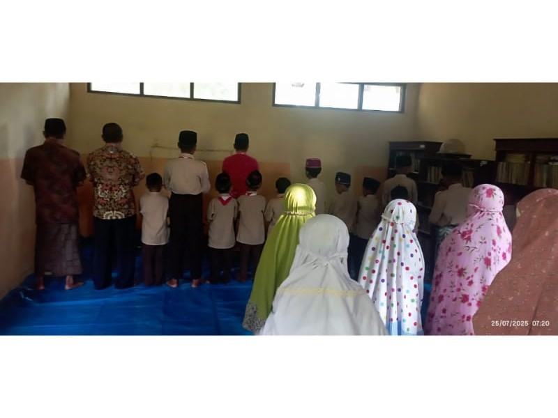 Kegiatan Rutin Sholat Dhuha Sebelum Memulai Kegiatan Belajar Mengajar